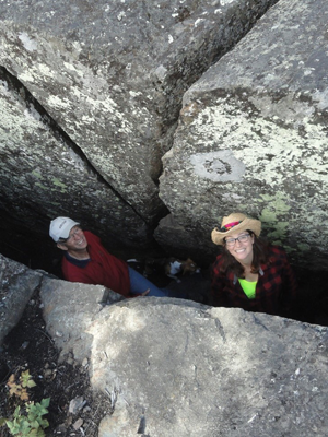 Kathryn et son père, Dave Eagles, explorant un affleurement rocheux dans les Territoires du Nord-Ouest en 2019. 